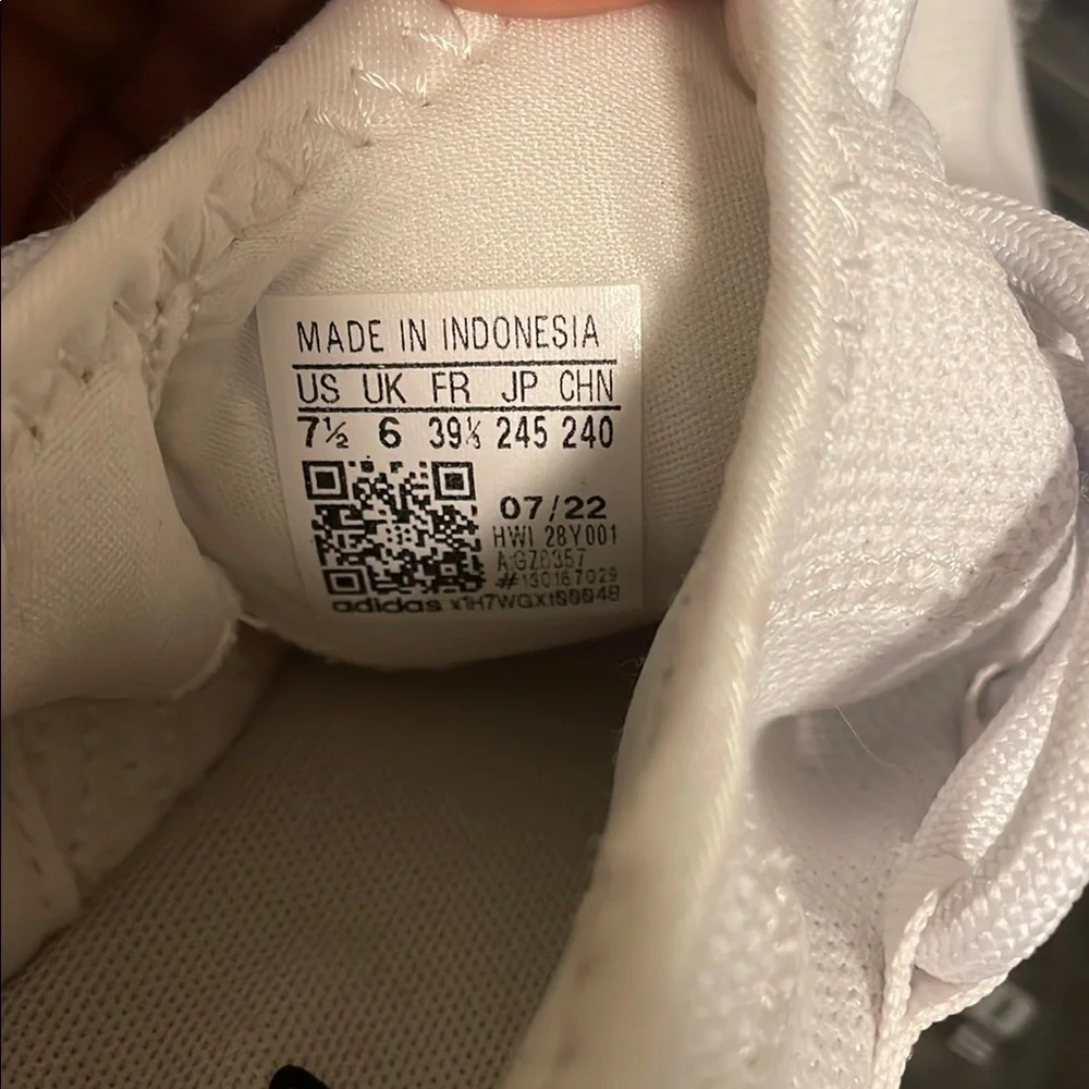 Stylish White Sneakers - Picture 3 of 5